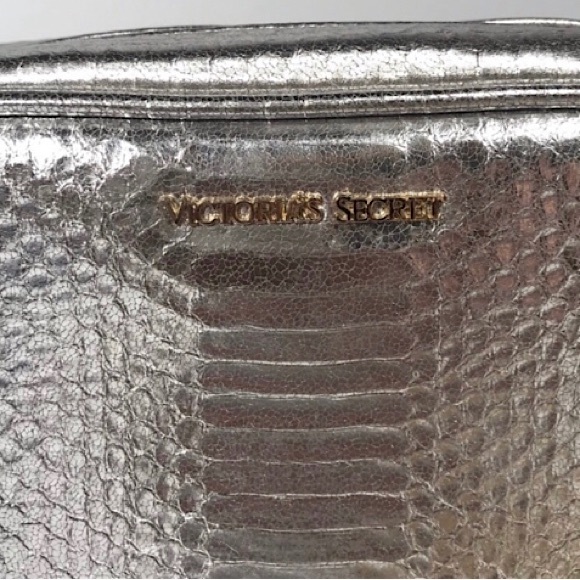 🆕🔥VICTORIA SECRETS GORGEOUS&CHIC GOLD CHAIN SILVER/REPTILE TEXTURE CROSSBODY - Picture 7 of 11